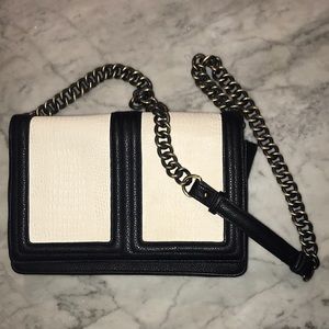 Trendy bag in great condition :)